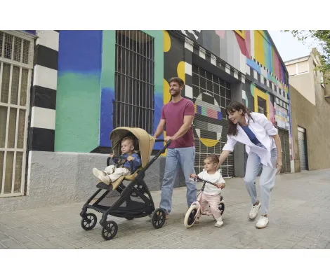 Σύστημα μεταφοράς Electa Quattro χρώμα Dumbo Caramel με σκελετό Total Black και παιδικό κάθισμα αυτοκινήτου Darwin Infant Recline | Πολυκαρότσια 3 σε 1 στο Fatsules